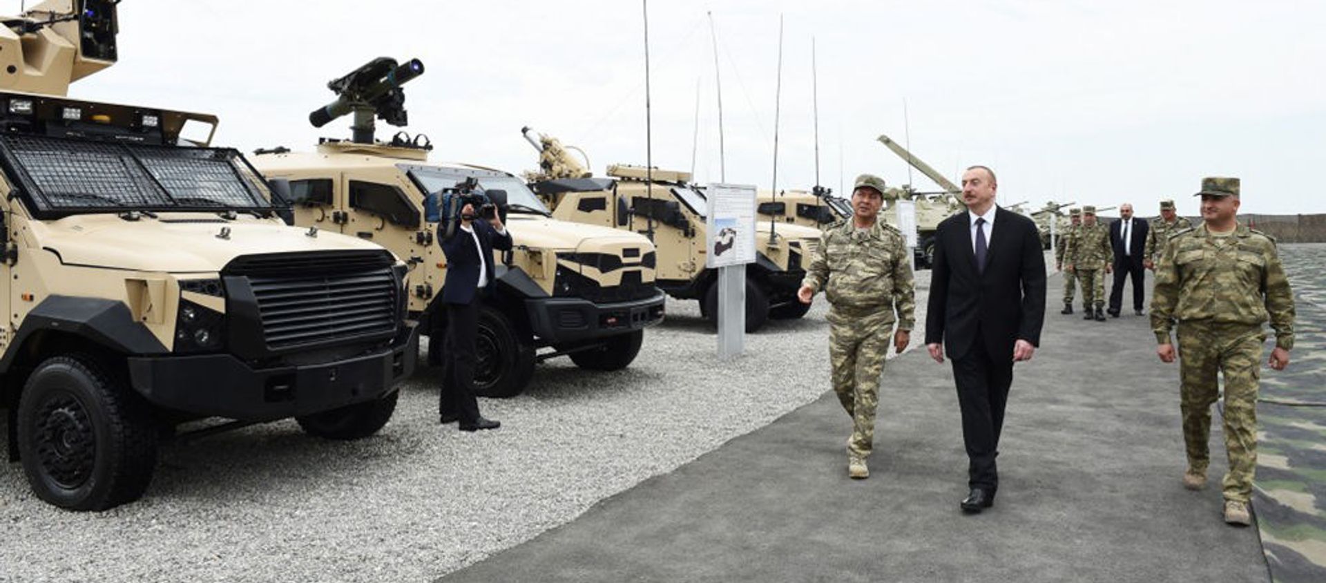 Президент Азербайджана Ильхам Алиев во время визита в военную часть (5 июня 2018). Азербайджан Президент Азербайджана Ильхам Алиев во время визита в военную часть (5 июня 2018). Азербайджан - Sputnik Армения, 1920, 18.10.2020