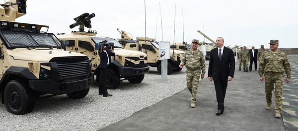 Президент Азербайджана Ильхам Алиев во время визита в военную часть (5 июня 2018). Азербайджан - Sputnik Армения