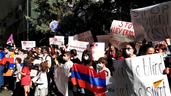 «Մեկին մորթել են, մյուսին` վիրավորել». արցախցի կանայք ՄԱԿ–ի առջև բողոքի ակցիա են անում - Sputnik Արմենիա