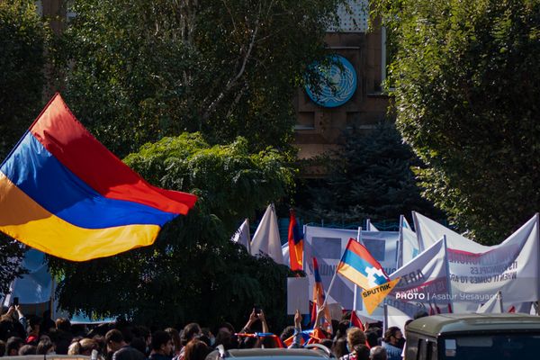 «Ճանաչեք Արցախի անկախությունը». բազմամարդ բողոքի ակցիա Երևանում ՄԱԿ-ի գրասենյակի դիմաց - Sputnik Արմենիա