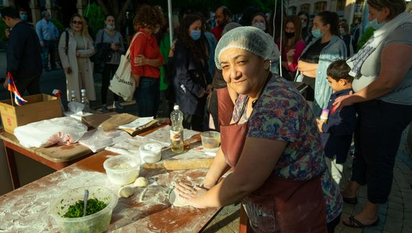 Женщины, прибывшие из Степанакерта, готовят и продают “женгялов хац” в центре Еревана (19октября 2020). Еревaн - Sputnik Армения