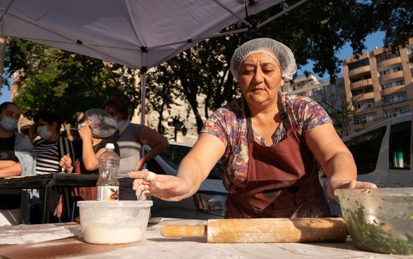 Женщины, прибывшие из Степанакерта, готовят и продают “женгялов хац” в центре Еревана (19октября 2020). Еревaн - Sputnik Армения