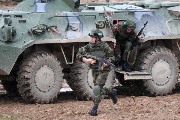 Военнослужащие во время командно-штабных учений ОДКБ Нерушимое братство 2020 на полигоне Лосвидо под Витебском Военнослужащие во время командно-штабных учений ОДКБ Нерушимое братство 2020 на полигоне Лосвидо под Витебском - Sputnik Армения