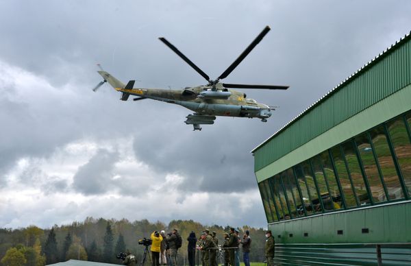 Вертолет Ми-24 во время командно-штабных учений ОДКБ Нерушимое братство – 2020 на полигоне Лосвидо под Витебском Вертолет Ми-24 во время командно-штабных учений ОДКБ Нерушимое братство – 2020 на полигоне Лосвидо под Витебском - Sputnik Армения
