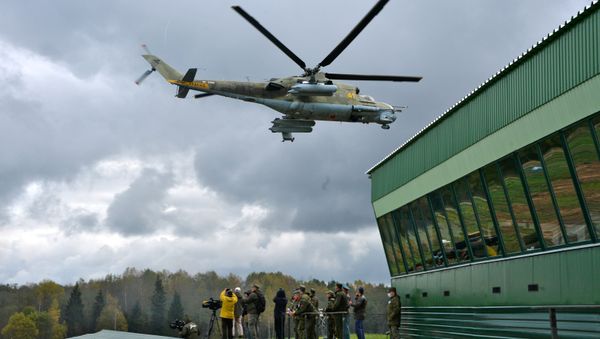 Вертолет Ми-24 во время командно-штабных учений ОДКБ Нерушимое братство – 2020 на полигоне Лосвидо под Витебском Вертолет Ми-24 во время командно-штабных учений ОДКБ Нерушимое братство – 2020 на полигоне Лосвидо под Витебском - Sputnik Армения