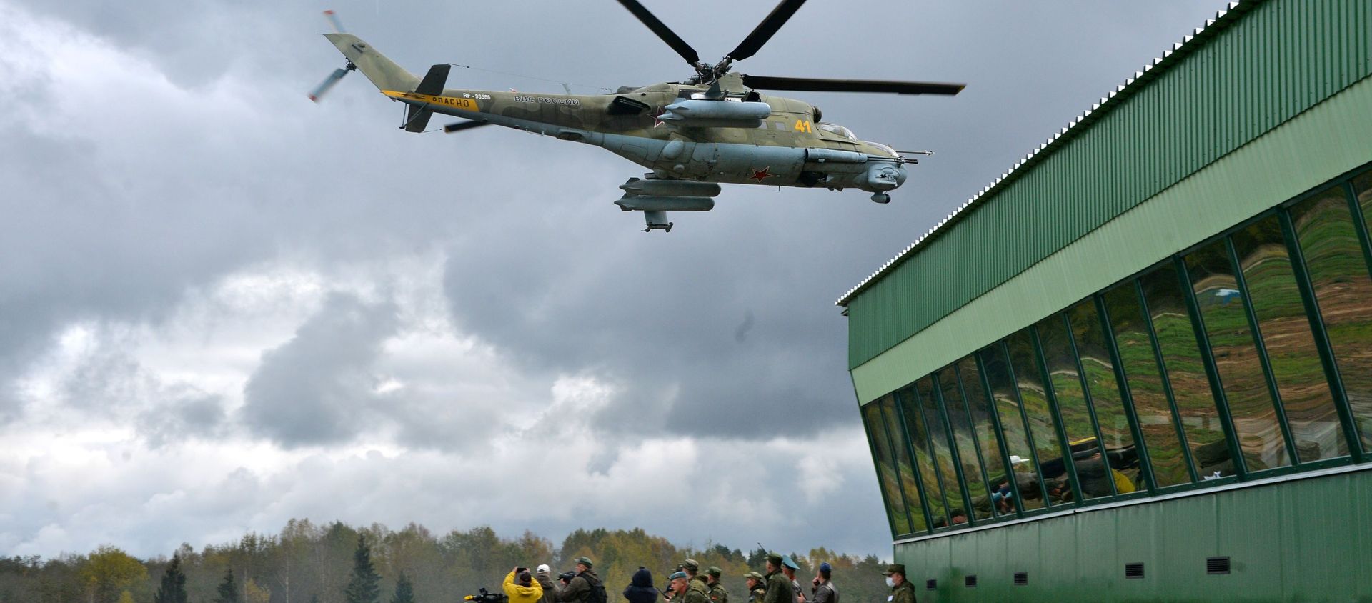 Вертолет Ми-24 во время командно-штабных учений ОДКБ Нерушимое братство – 2020 на полигоне Лосвидо под Витебском Вертолет Ми-24 во время командно-штабных учений ОДКБ Нерушимое братство – 2020 на полигоне Лосвидо под Витебском - Sputnik Արմենիա, 1920, 03.06.2021