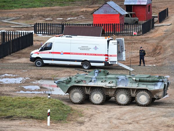 Мобильный инженерный комплекс разминирования и бронетранспортер БТР-80 во время командно-штабных учений ОДКБ Нерушимое братство 2020 на полигоне Лосвидо под Витебском Мобильный инженерный комплекс разминирования и бронетранспортер БТР-80 во время командно-штабных учений ОДКБ Нерушимое братство 2020 на полигоне Лосвидо под Витебском - Sputnik Армения