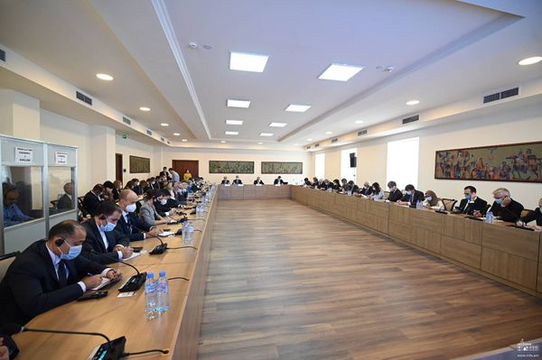 Азербайджан применяет запрещенное оружие: встреча с зарубежным дипломатами в МИД Армении - Sputnik Армения