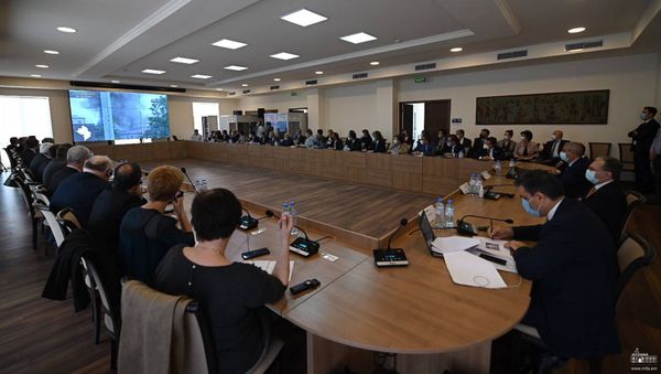 Встреча глав МИД и омбудсменов Армении и Карабаха с прeдставителями диппредставительств аккредитованных в Армении стран и международных организаций (19 октября 2020). Еревaн - Sputnik Армения