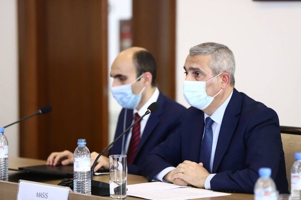 Азербайджан применяет запрещенное оружие: встреча с зарубежным дипломатами в МИД Армении - Sputnik Армения