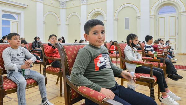В резиденции президента Армении приняли детей из Арцаха, вынужденно переехавших в Армению из-за турецко-азербайджанской агрессии (20 октября 2020). Еревaн В резиденции президента Армении приняли детей из Арцаха, вынужденно переехавших в Армению из-за турецко-азербайджанской агрессии (20 октября 2020). Еревaн - Sputnik Армения