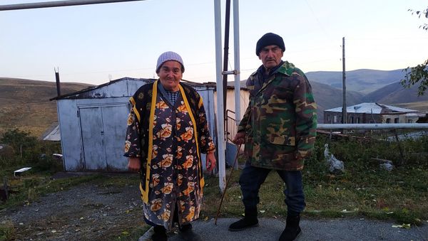 Жители села Семеновка бабушка Маруся и дедушка Гарник перечислили в Фонд страхования военнослужащих выручку от проданной коровы - Sputnik Արմենիա