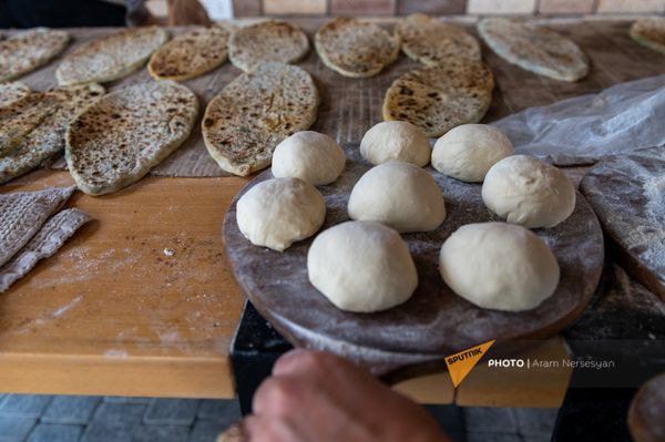 «Լոխ լավ ա», կամ ինչպես են արցախցի կանայք ամրացնում թիկունքը տաք ժենգյալով հացով «Լոխ լավ ա», կամ ինչպես են արցախցի կանայք ամրացնում թիկունքը տաք ժենգյալով հացով - Sputnik Արմենիա