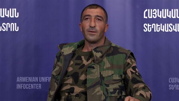 Доброволец Арутюн Багдасарян во время брифинга в Едином информационном центре (20 октября 2020). Еревaн - Sputnik Արմենիա