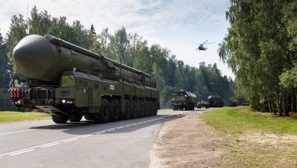 Стратегический ракетный комплекс с межконтинентальной баллистической ракетой мобильного базирования ПГРК Ярс  - Sputnik Армения
