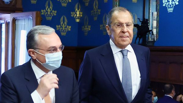 Главы МИД Армении и России Зограб Мнацаканян и Сергей Лавров перед началом встречи (21 октября 2020). Москвa - Sputnik Армения