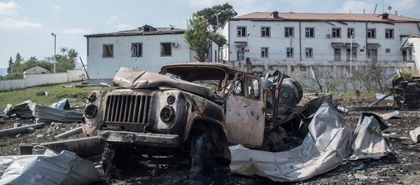 Сгоревший автомобиль у госпиталя в Мартакерте, разрушенного в результате обстрела (15 октября 2020). Карабах - Sputnik Армения