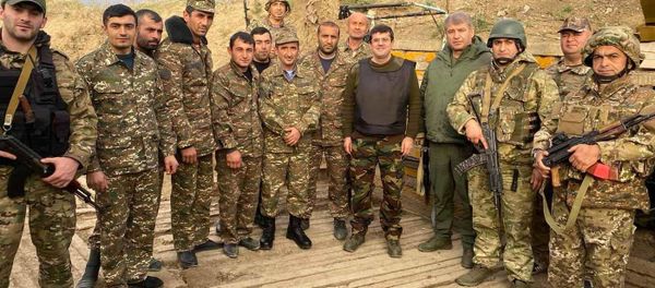 Президент НКР Араик Арутюнян на передовой Президент НКР Араик Арутюнян на передовой - Sputnik Армения