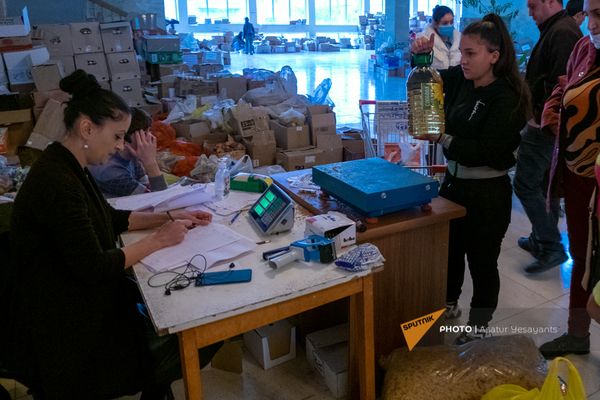 Расфасовка гуманитарной помощи в одном из центров в Горисе - Sputnik Армения