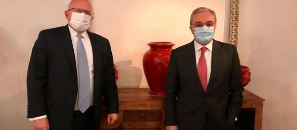 Министр иностранных дел Зограб Мнацаканян с заместителем помощника госсекретаря США по европейским и евразийским делам Филипом Рикером во время своего визита в США (23 октября 2020). Вашингтон - Sputnik Արմենիա