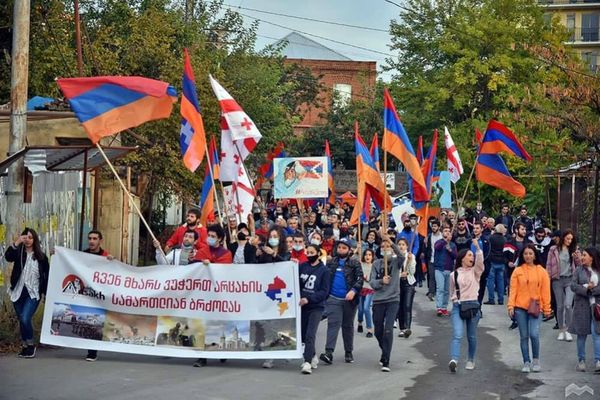 В Тбилиси армяне провели масштабный митинг-шествие в поддержку Карабаха В Тбилиси армяне провели масштабный митинг-шествие в поддержку Карабаха - Sputnik Армения