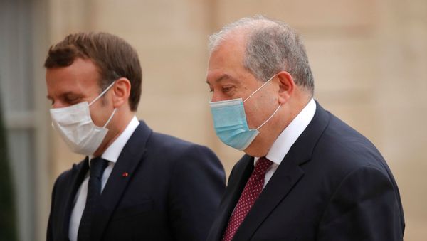 Президенты Армении и Франции Армен Саркисян и Эммануэль Макрон на встрече в Елисейском дворце (22 октября 2020). Париж Президенты Армении и Франции Армен Саркисян и Эммануэль Макрон на встрече в Елисейском дворце (22 октября 2020). Париж - Sputnik Армения