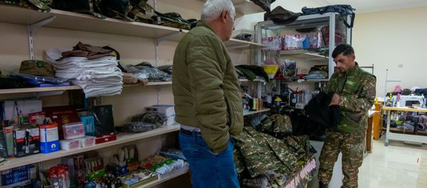 В семейном ателье в Горисе бесплатно шьют форму для добровольцев - Sputnik Արմենիա