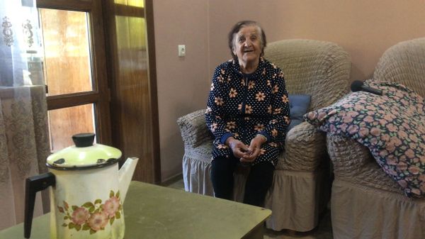 Воюют не по-людски: Маро бабо из Гадрута ждет победы и вечеров с индийскими сериалами Воюют не по-людски: Маро бабо из Гадрута ждет победы и вечеров с индийскими сериалами - Sputnik Армения