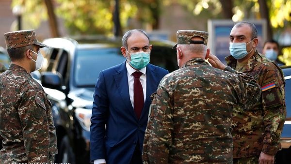 Премьер-министр Никол Пашинян навестил раненных в Карабахе в результате азербайджано-турецкой агрессии военнослужащих в Центральном клиническом военном госпитале (23 октября 2020). Еревaн - Sputnik Армения