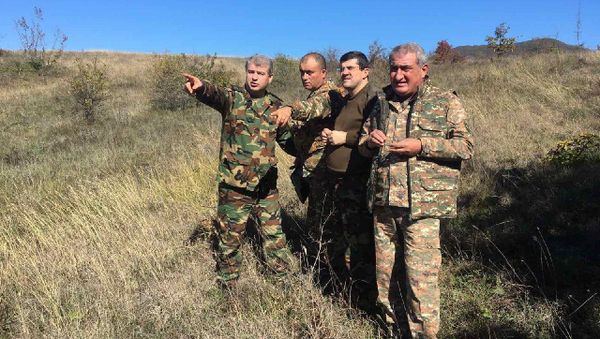 Президент Карабаха Араик Арутюнян на передовой - Sputnik Արմենիա