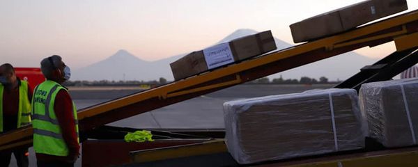 Самолет с гуманитарным грузом от армянской общины Кипра в аэропорту Звартноц (24 октября 2020). Еревaн - Sputnik Արմենիա