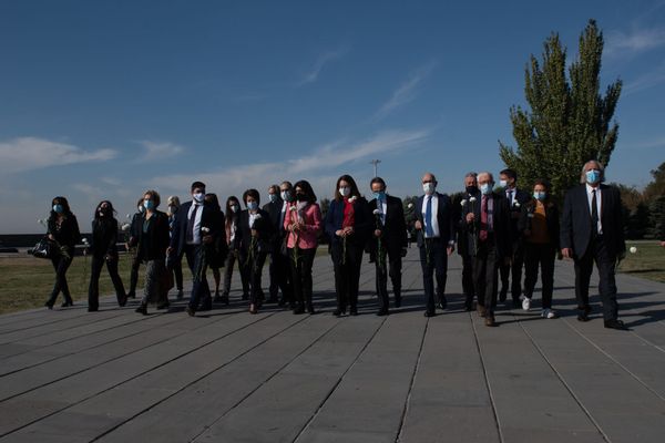 Ֆրանսիացի պատգամավորներն այցելել են Ծիծեռնակաբերդ - Sputnik Արմենիա