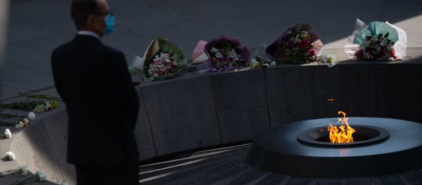 Депутаты французского парламента посетили мемориал жертвом Геница Армян Цицернакаберд (25 октября 2020). Еревaн - Sputnik Արմենիա
