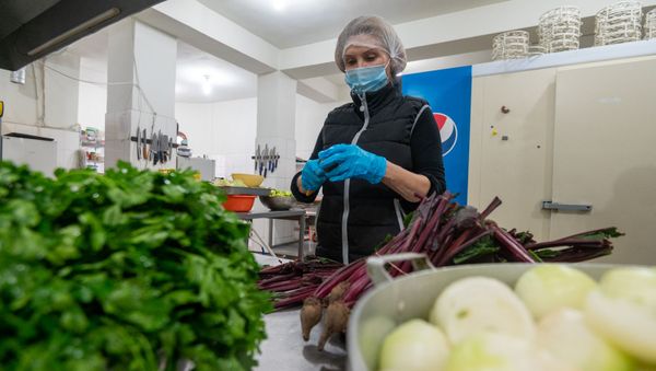 Директор картинной галереи Степанакерта Елена Дадаян-Романова готовит соленья в Армении (25 октября 2020). Ереван - Sputnik Армения