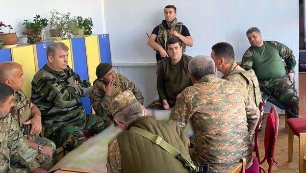 Президент Карабаха Араик Арутюнян и командующий Армией обороны Карабаха Джалал Арутюнян на юго-востоке Карабаха (25 октября 2020). Карабах - Sputnik Արմենիա