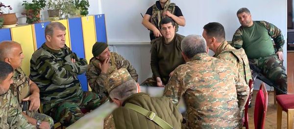 Президент Карабаха Араик Арутюнян и командующий Армией обороны Карабаха Джалал Арутюнян на юго-востоке Карабаха (25 октября 2020). Карабах Президент Карабаха Араик Арутюнян и командующий Армией обороны Карабаха Джалал Арутюнян на юго-востоке Карабаха (25 октября 2020). Карабах - Sputnik Արմենիա