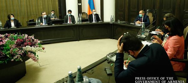 Премьер-министр Армении Никол Пашинян встретился с делегацией депутатов французского парламента (25 октября 2020). Еревaн - Sputnik Արմենիա