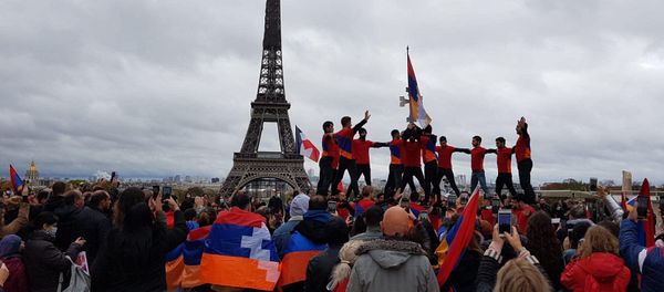 Многотысячная акция протеста армянской общины Франции против турецко-азербайджанской агрессии в Карабахе (25 октября 2020). Париж - Sputnik Армения