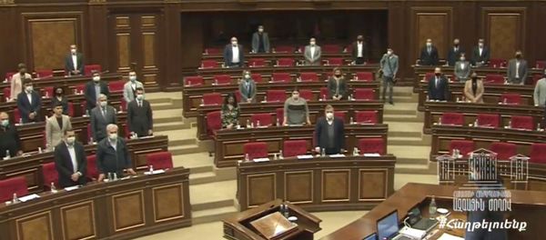 Минута молчания в память о погибших в войне на очередном заседании НС Армении (27 октября 2020). Еревaн - Sputnik Արմենիա