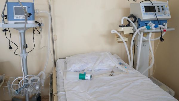 Палата интенсивной терапии для лечения больных коронавирусом в инфекционном отделении госпиталя - Sputnik Армения