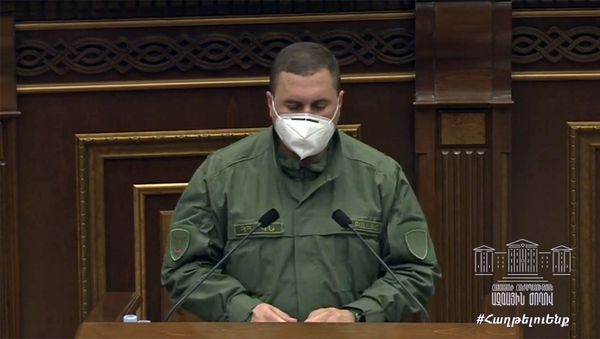 Замминистра обороны Армении Габриел Балаян на внеочередном заседании парламента (27 октября 2020). Еревaн Замминистра обороны Армении Габриел Балаян на внеочередном заседании парламента (27 октября 2020). Еревaн - Sputnik Армения