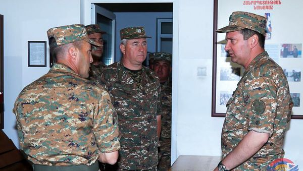 Командующий Армией обороны Карабаха Джалал Арутюнян посетил одну из воинских частей (29 июня 2020). Карабах Командующий Армией обороны Карабаха Джалал Арутюнян посетил одну из воинских частей (29 июня 2020). Карабах - Sputnik Армения