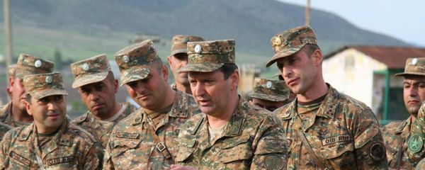 Главнокомандующий Армией Обороны Карабаха, генерал-лейтенант Джалал Арутюнян на передовой - Sputnik Արմենիա