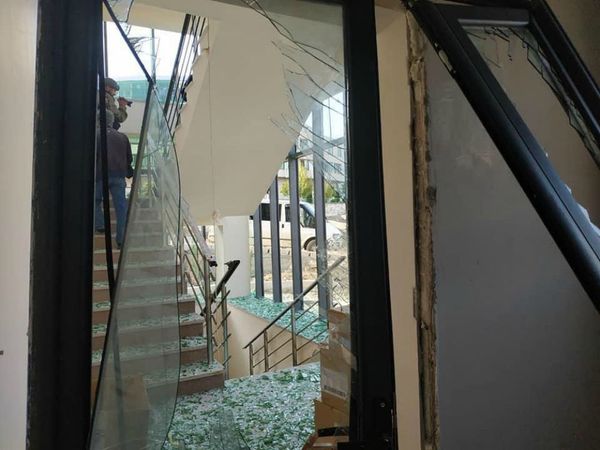Последствия обстрела здания роддома в Степанакерте (28 октября 2020). Карабах - Sputnik Армения