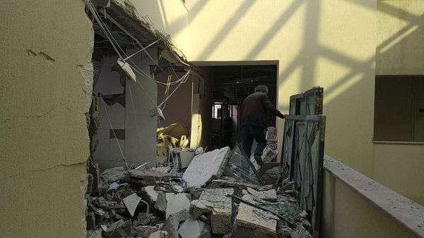 Последствия обстрела здания роддома в Степанакерте (28 октября 2020). Карабах - Sputnik Армения