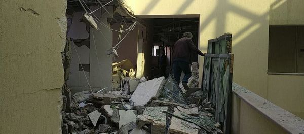 Последствия обстрела здания роддома в Степанакерте (28 октября 2020). Карабах - Sputnik Армения