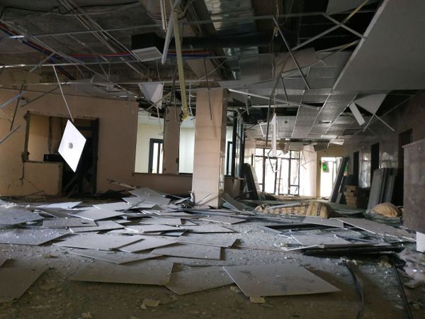 Последствия обстрела здания роддома в Степанакерте (28 октября 2020). Карабах - Sputnik Армения