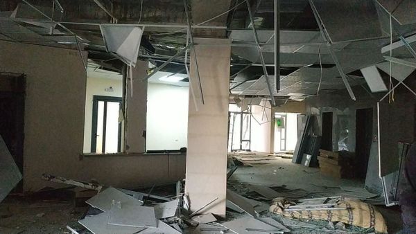 Последствия обстрела здания роддома в Степанакерте (28 октября 2020). Карабах - Sputnik Армения