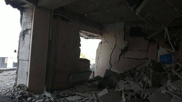 Последствия обстрела здания роддома в Степанакерте (28 октября 2020). Карабах - Sputnik Армения