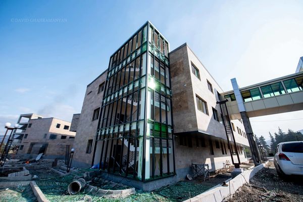 Последствия обстрела здания роддома в Степанакерте (28 октября 2020). Карабах - Sputnik Армения